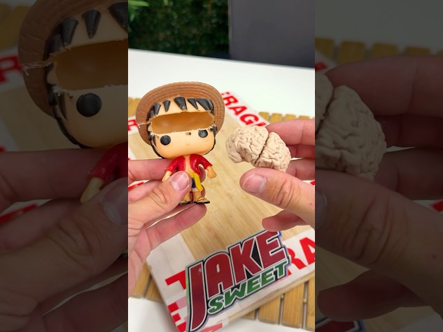 Vídeo relacionado con Funko Pop! Keychain: One Piece - Shanks - Llavero Llavero Original - Mini Figura Coleccionable - Regalo para calcetín - Idea de Regalo - Mercancía Oficial - Decoración para Mochila