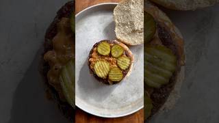 המבורגר פרימיום עם רוטב סודי מתכון בתגובה