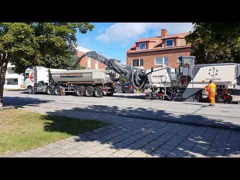 PEAB Lägger asfalt på Centralvägen Frövi. Sommaren 2020