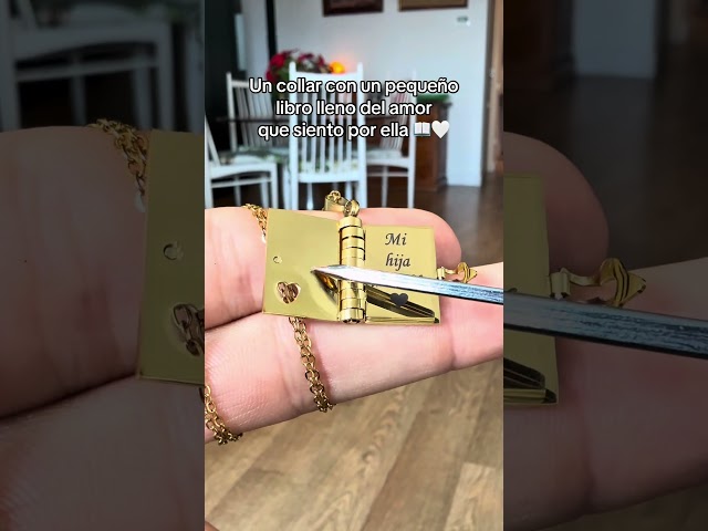 Vídeo relacionado con Collar con Libro para Mujer Collar con Diseño de Libro My Little Star de 6 Páginas que se Puede Abrir, Collares con Libros Colgante Personalizado Grabado Regalo de Joyería Ajustable (Oro Plata Star)