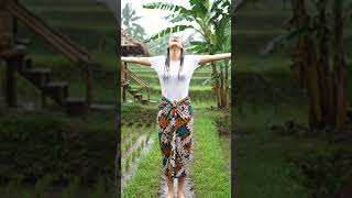 Download lagu Bule kehujanan disawah #cewekcantik #hujan #sawah #asmr #suarahujan mp3