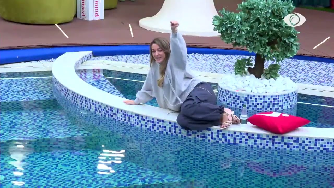 Mos ma prish ritualin/ Shëndriti qëndron përballë Juelës në pishinë