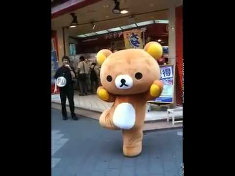 超可愛的鬆弛熊(Rilakkuma) 街上跳舞