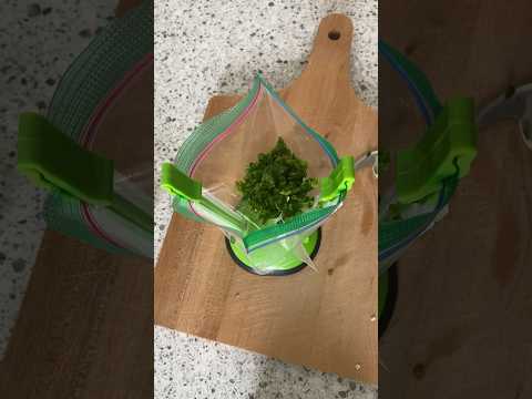 Ziploc Bag Holders Are A Must Have Kitchen Gadget For Easy Food Prepping / Meal Prepping #momhack