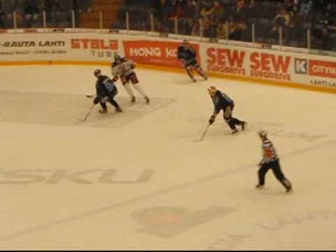 Samuli Suhonen tekee maalin Ilvestä vastaan