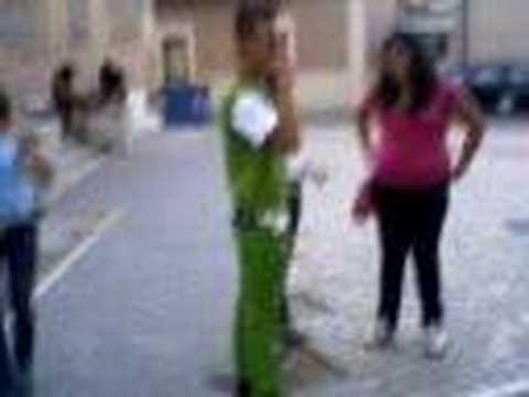 Scandoloso tutto vestito di verde pisello