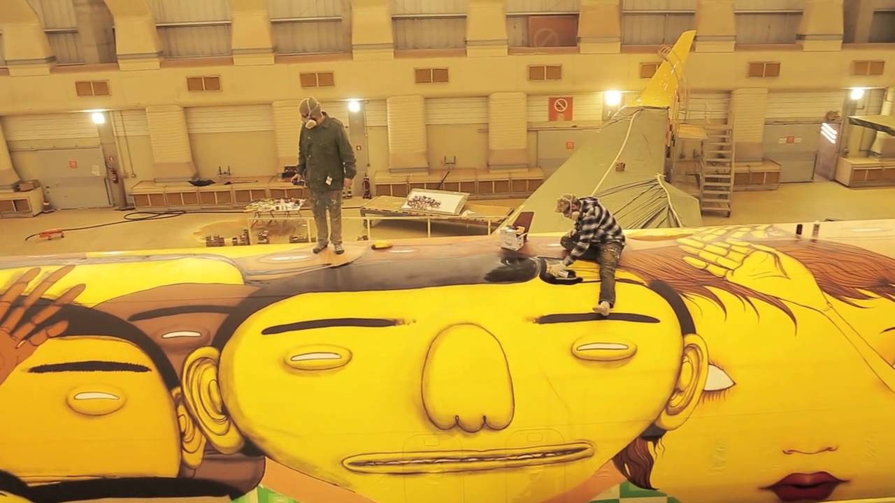 GOL | OSGEMEOS | Avião com grafite vira obra de arte