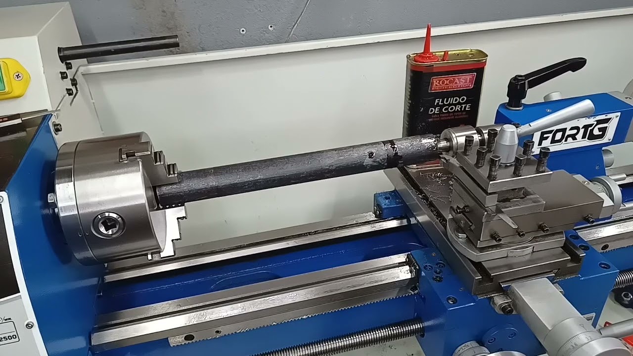 Usinagem de tarugo de aço no torno FG006. Passagem do eixo árvore da máquina