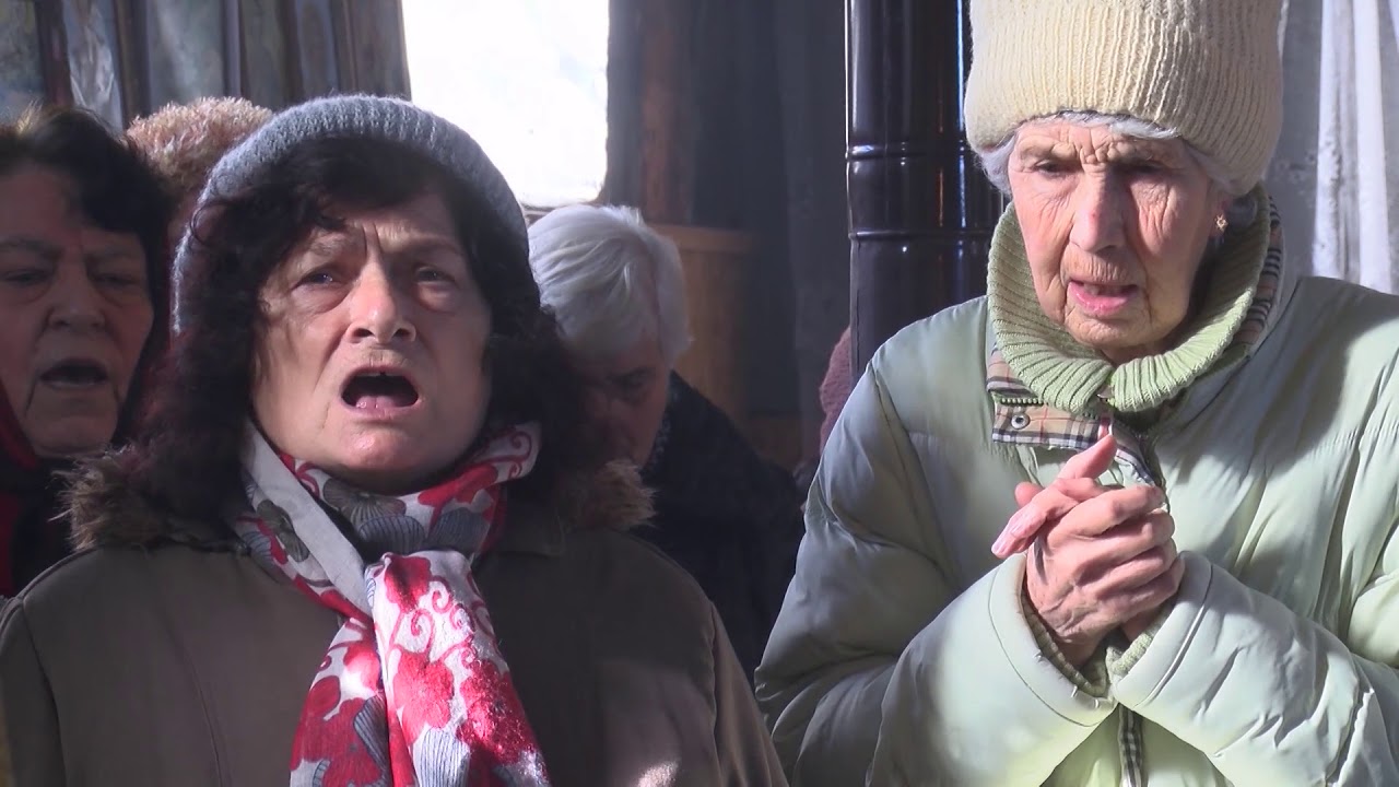 Близо 100 буркана с мед бяха раздадени за здраве в църквата "Свети Харалампий" в Черногорово.