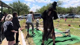 [問卦] 為何美國葬禮的棺材居然是用降下去的?