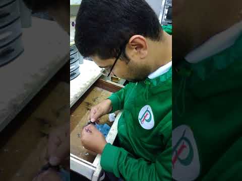 Montagem de óculos manual.