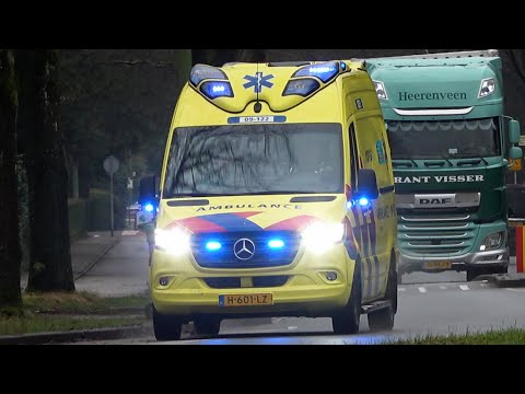 [Ambulancehauffeur bedankt vrachtwagenchauffeur] A1, Otaris Ambulances 09-122 & 09-109 RAVU in Zeist