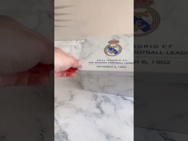 Vídeo relacionado con Genérico Lote Escudo de futbol Real Madrid - Personalizado con nombre - Mochila + botella + taza + llavero - Regalo Real Madrid para fans - Regalo original