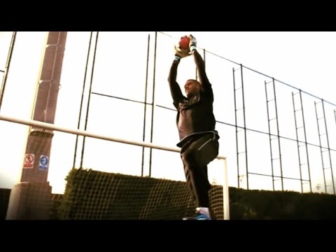 Victor Valdes | How to catch crosses | Pro goalkeeper tips