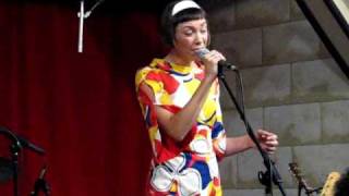 The Bird and the Bee perform &quot;How Deep Is Your Love&quot; live