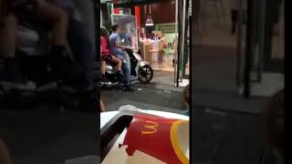 baby-teppisti-seminano-il-panico-al-mcdonald-in-motorino