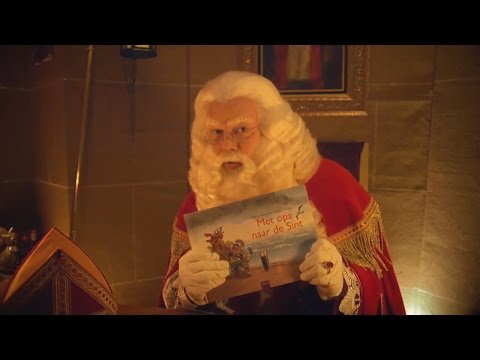 Sinterklaas leest voor uit het prentenboek 'Met opa naar de Sint'