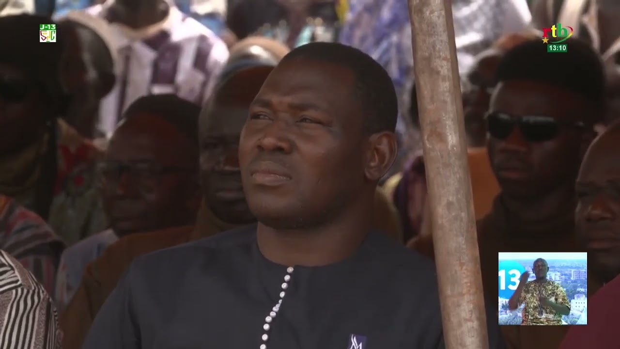 Des personnes déplacées internes, réunies en association, font un don aux FDS et VDP du Bam