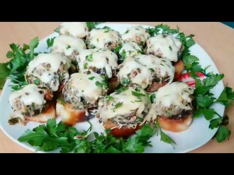 Закуска Фаршированные грибы орехами и соленым сыром на гренках