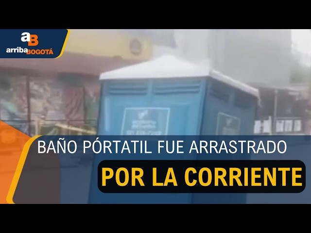¡Pánico en Barranquilla! Arroyo arrastró un baño portátil con una persona dentro