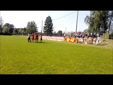 Wspólna zabawa piłkarzy i kibiców Mazura po wygranych derbach w Kruklankach