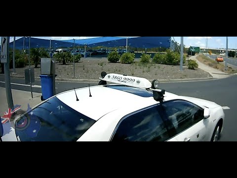 Aussiecams - TAXI must get to front of queue at all cost Even if you need to collide with a BUS
