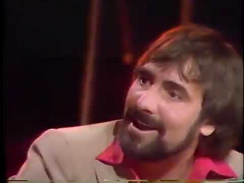 Keith Moon - Talks about Smashing up hotels (1977)