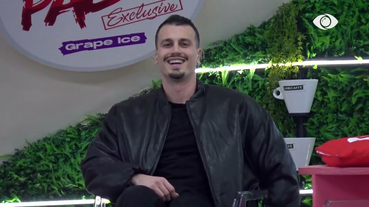 “Hidhe vallen lulja ime…”/ Brikena qëndron e ulur në divan, Mateo këndon nga oborri