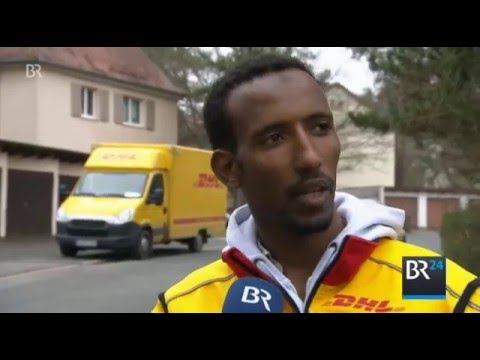 TV Doku: Flüchtling macht Praktikum bei Deutsche Post DHL - Bayernschau