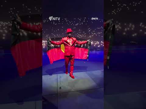 Crowd goes wild as US star NE-YO reps the Aboriginal flag on his Australian tour #neyo #aboriginal