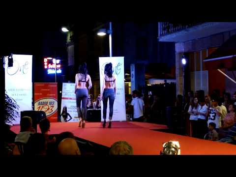 2^PARTE : SFILATA DI MODA IN JEANS E REGGISENO : CUNEO 23 - 7 - 2015.