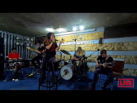 Oana Cenuse feat. Fusion Service - Keep Movin'