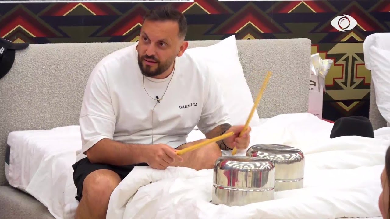 Liami ‘rrëmben’ tenxheret, i kthen në bateri dhe nis t’u bjerë mbi krevat