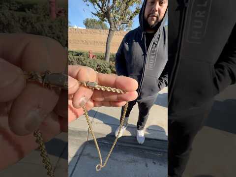 Er verkaufte mir seine 28 Zoll große Goldkordelkette