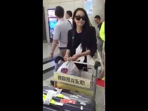 150610 Victoria waiting for her mom - Qingdao Airport