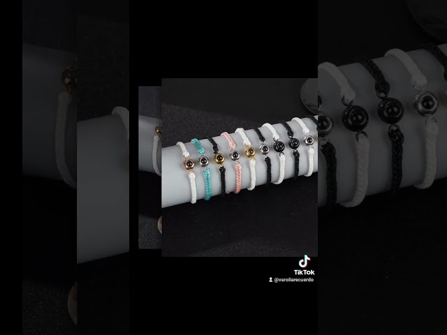 Vídeo relacionado con jewelrywe Collar abierta de fotos de mujer hombre jóvenes grabado GRATIS de regalo con Colgante Forma Libro diseño Flor plateado