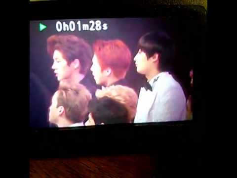 131229 EXO members  watching 2NE1's Missing You performance @ SBS Gayo Daejun