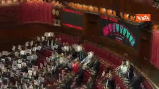 Camera approva Dl Sicurezza, la protesta delle opposizioni 'La nostra sicurezza è la...