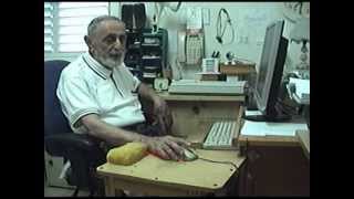 כאבי מרפק יד משימוש במחשב ביתי (ידידנו היקר משה רצון ז"ל) - התמונה מוצגת ישירות מתוך אתר האינטרנט יוטיוב. זכויות היוצרים בתמונה שייכות ליוצרה. קישור קרדיט למקור התוכן נמצא בתוך דף הסרטון