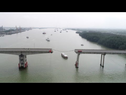 Mehrere Tote: Frachtschiff kollidiert mit Brücke in China
