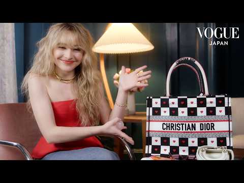 サブリナカーペンターのバッグの中身は？ (サブリナ・カーペンターのバッグの中身は？| In The Bag | VOGUE JAPAN)