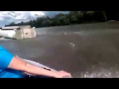 Грузовик едет под водой