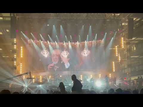 Lipa Schmeltzer performing at the Hasc concert!