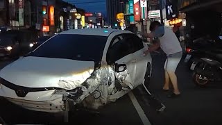 台中詭異駕駛被按喇叭猛衝逆向撞公車