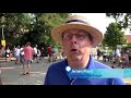 Vierdaagse Nijmegen 2018 - Controleurs helpen wandelaars op de route van de Vierdaagse