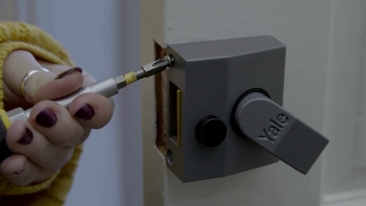 Yale how to replace a Nightlatch - YouTube