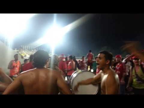 "Entrada de Los Demonios Rojos en SC - 27/11/2013" Barra: Los Demonios Rojos &bull; Club: Caracas