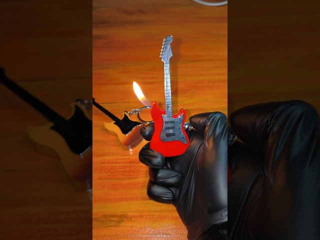 Vídeo relacionado con LJFEA 2Pcs Llavero de guitarra, llaveros de metal, llavero, rock, guitarra eléctrica, llavero, llavero, guitarra eléctrica, colgante para decoración de regalo