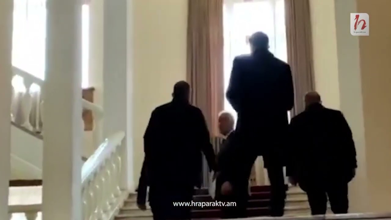 Նախագահն իջավ` դիմավորելու նախագահին