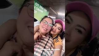 Download lagu Mama iis isda menikmati liburan bersama sahabat. mp3